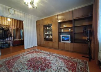 Продаю 2-комнатную квартиру, 52 м2, поселок городского типа Бачатский, улица Л. Шевцовой, 56