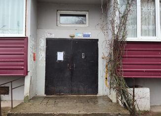 Продаю 2-ком. квартиру, 53 м2, Порхов, улица Кузнецова, 3