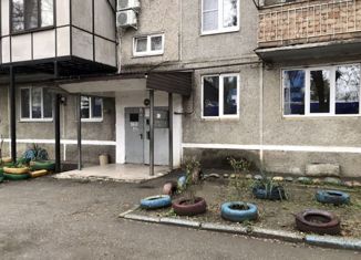 Продается 4-комнатная квартира, 64 м2, Нальчик, улица Калмыкова, 235, район Дубки