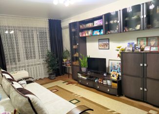 Продам трехкомнатную квартиру, 65 м2, поселок городского типа Черноморский, улица Ленина, 2