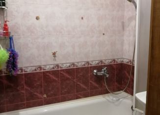 Продам трехкомнатную квартиру, 80 м2, Нижний Новгород, улица Октябрьской Революции, 64, метро Чкаловская