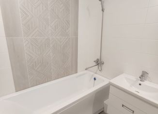 Продаю 2-ком. квартиру, 52 м2, Нижний Новгород, улица Героя Советского Союза Сафронова, 13, метро Заречная