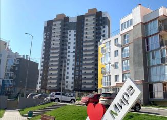 Продаю 1-ком. квартиру, 41 м2, Крым, улица Батурина, 137