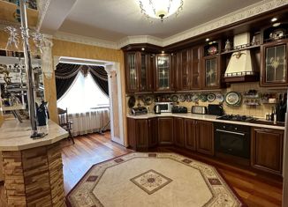 Продажа 4-ком. квартиры, 132 м2, Азов, Ленинградская улица, 73