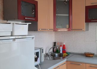 2-комнатная квартира в аренду, 45 м2, поселок городского типа Кедровый, улица Дзержинского, 5