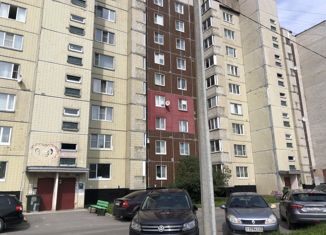 Продаю 1-ком. квартиру, 44 м2, Кириши, улица Строителей, 30