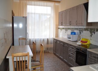 Трехкомнатная квартира на продажу, 85 м2, курортный поселок Домбай, Карачаевская улица, 60