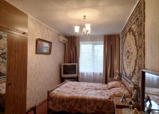 Продается 2-комнатная квартира, 44 м2, Каменск-Шахтинский, улица Щаденко, 80Б