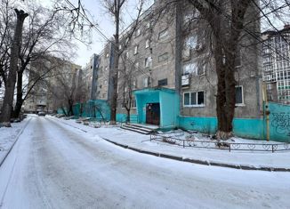Продается трехкомнатная квартира, 62 м2, Калмыкия, улица Юрия Клыкова, 10