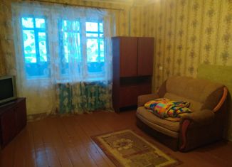 Продам 2-ком. квартиру, 50.3 м2, Пикалёво, улица Горняков, 2