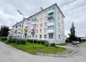 Продается 3-комнатная квартира, 58 м2, Карпинск, улица Карпинского, 28