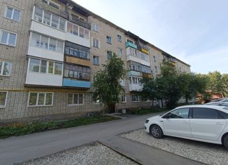 Продажа 2-комнатной квартиры, 48 м2, Красноуфимск, улица Рогозинниковых, 24