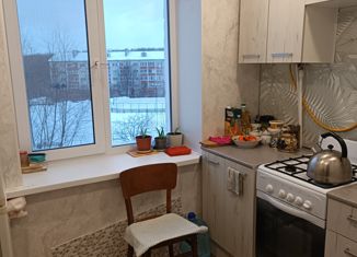 Продажа трехкомнатной квартиры, 52.5 м2, поселок городского типа Новосемейкино, улица Мира, 11