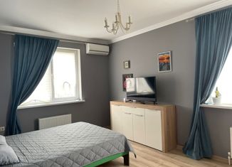 Продам 2-ком. квартиру, 65 м2, Судак, Октябрьская улица, 38