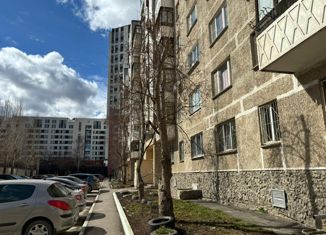 Продается 2-комнатная квартира, 45 м2, Екатеринбург, улица Красных Борцов, 6, метро Уралмаш