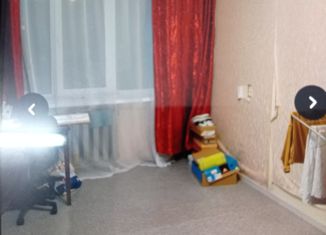 Продаю трехкомнатную квартиру, 65 м2, поселок городского типа Кугеси, Советская улица, 65