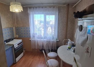 Продаю 1-ком. квартиру, 42 м2, Луга, проспект Володарского, 42