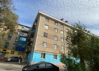 Продам трехкомнатную квартиру, 60 м2, Элиста, 1-й микрорайон, 1-й микрорайон, 32