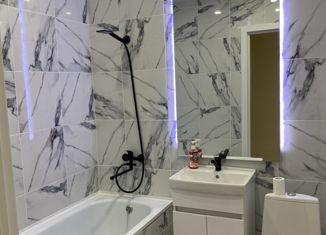 Продается 1-ком. квартира, 37.5 м2, Екатеринбург, Рощинская улица, 26, ЖК Тихий Берег-4