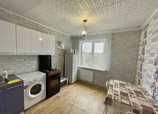 Продаю 1-ком. квартиру, 35 м2, Братск, улица Гагарина, 1