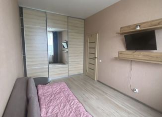 Продается двухкомнатная квартира, 56 м2, посёлок Российский, улица имени В.М. Комарова, 21Б