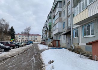 Продается четырехкомнатная квартира, 60 м2, Сухиничи, улица Ленина, 92