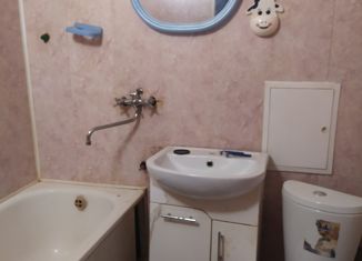 Продаю двухкомнатную квартиру, 43 м2, Каменск-Шахтинский, улица Троян, 7