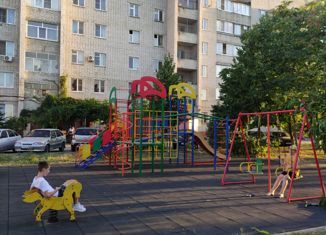 Продаю трехкомнатную квартиру, 61 м2, Невинномысск, улица Шевченко, 6Д
