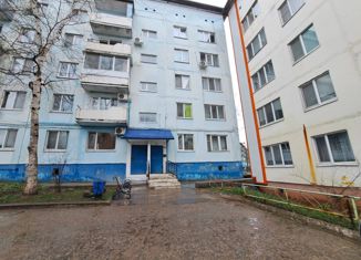 Четырехкомнатная квартира на продажу, 69.9 м2, посёлок городского типа Лучегорск, 4-й микрорайон, 32