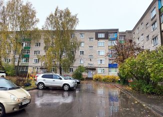 Продам 2-ком. квартиру, 48.9 м2, поселок городского типа Балакирево, квартал Радужный, 3