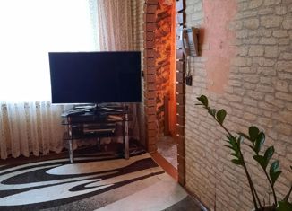 Продам 3-ком. квартиру, 54 м2, Каменка, улица Суворова, 28