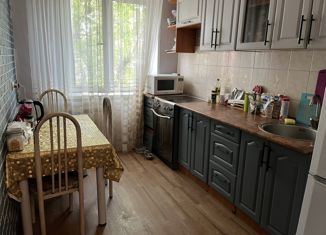 Продаю четырехкомнатную квартиру, 61 м2, Черногорск, улица Чапаева, 51