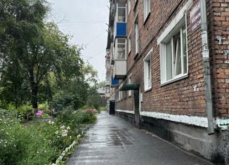 Трехкомнатная квартира на продажу, 55 м2, Кемеровская область, улица Менжинского, 6