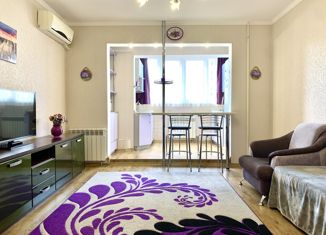 Продаю 1-ком. квартиру, 47 м2, Алушта, Октябрьская улица, 57