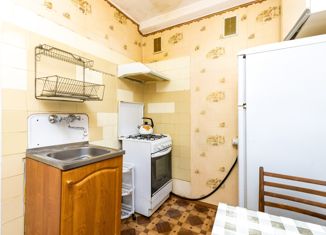 Продаю четырехкомнатную квартиру, 49.9 м2, Ломоносов, Профсоюзная улица, 11А