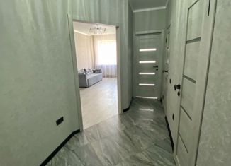 Сдается трехкомнатная квартира, 79 м2, Краснодар, улица имени Героя Георгия Бочарникова, 12/1, микрорайон Губернский