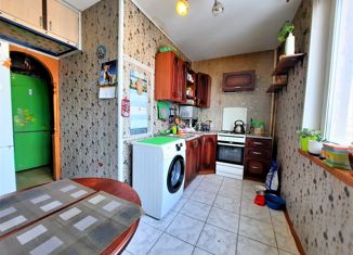 Продам 3-ком. квартиру, 65 м2, Санкт-Петербург, Октябрьская набережная, 70к1, метро Ломоносовская