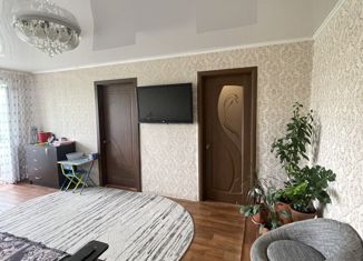 Продаю трехкомнатную квартиру, 42 м2, Новотроицк, улица Комарова, 4