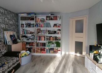 Продаю 3-ком. квартиру, 56 м2, Камбарка, улица 136-я Военная база, 31