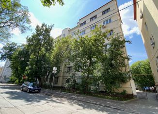 Трехкомнатная квартира на продажу, 70.6 м2, Москва, Большой Каретный переулок, 17с1, метро Трубная