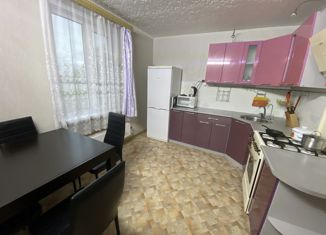 Продается трехкомнатная квартира, 73.5 м2, поселок городского типа Уренгой, микрорайон Геолог, 28