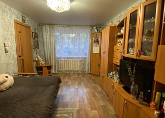 Продается 3-комнатная квартира, 54.3 м2, Екатеринбург, улица Победы, 13, метро Машиностроителей
