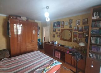 Продаю трехкомнатную квартиру, 72 м2, посёлок городского типа Орджоникидзе, улица Нахимова, 2