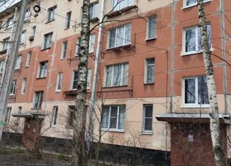 Продам четырехкомнатную квартиру, 49 м2, Санкт-Петербург, бульвар Новаторов, 63, метро Ленинский проспект