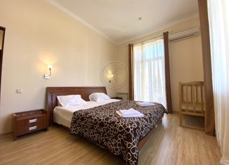 Продам 2-комнатную квартиру, 75 м2, Алушта, Комсомольская улица, 5А