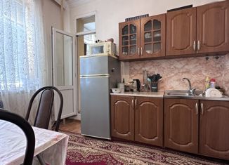 Продается 2-ком. квартира, 47 м2, Махачкала, улица Генерала Омарова, 125, Советский район
