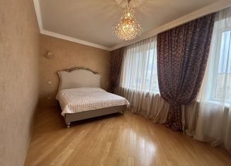 Продам 4-комнатную квартиру, 138 м2, Ставрополь, улица Маршала Жукова, 26