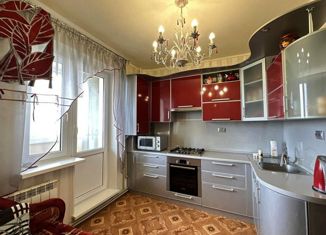 Продам 2-ком. квартиру, 60 м2, Строитель, улица Жукова, 11