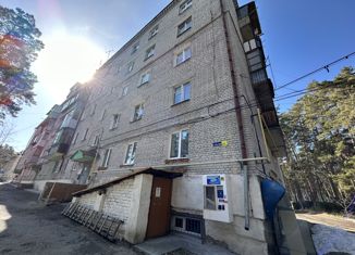 Продается четырехкомнатная квартира, 60.2 м2, Курганская область, поселок сельского типа Усть-Утяк, 1