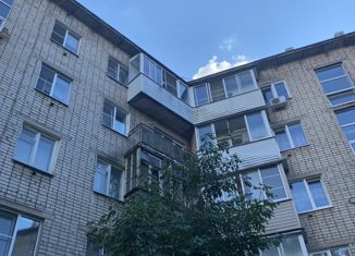 Продам 2-ком. квартиру, 53.6 м2, Великие Луки, проспект Гагарина, 121/2